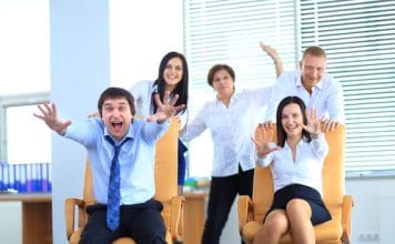 Employés de bureau heureux