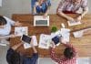 groupe de travail autour d'une table