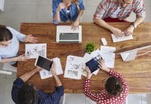 groupe de travail autour d'une table