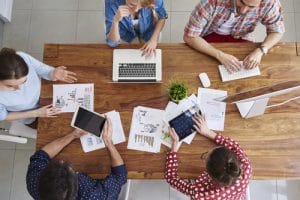 groupe de travail autour d'une table