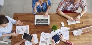 groupe de travail autour d'une table