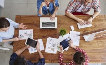 groupe de travail autour d'une table