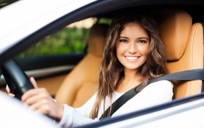 femme au volant de sa voiture