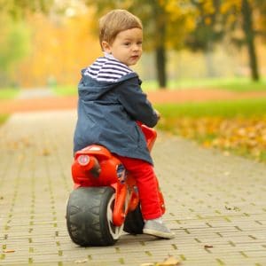 garçon sur une moto