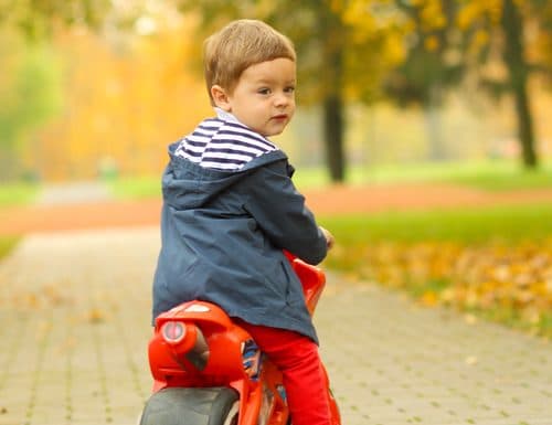 garçon sur une moto