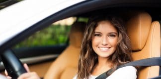 jeune femme au volant de sa voiture