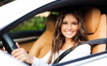 jeune femme au volant de sa voiture