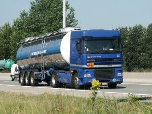 camion sur une route