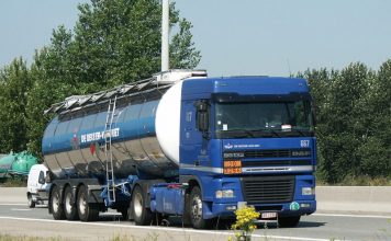 camion sur une route