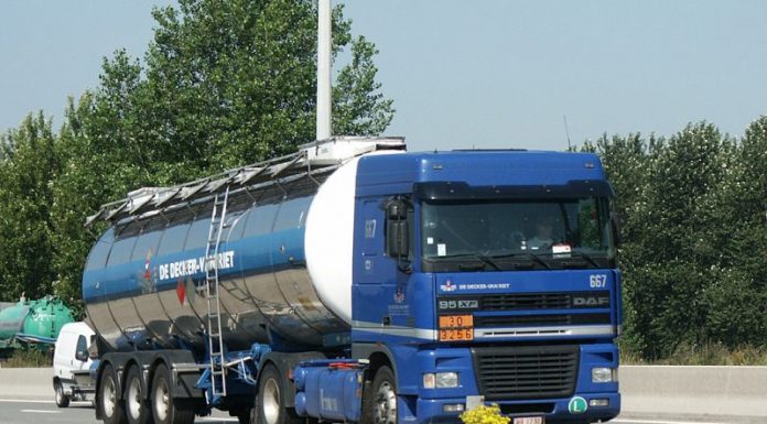 camion sur une route