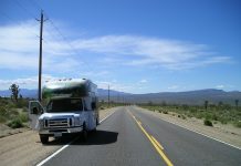 camping-car en bord de route