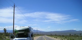 camping-car en bord de route