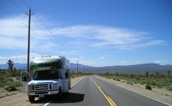 camping-car en bord de route