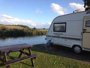 caravane au bord de l'eau