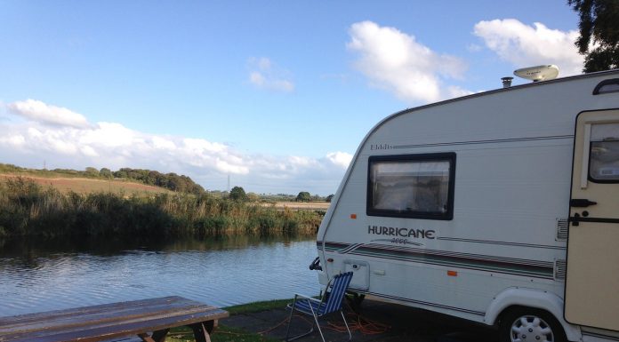 caravane au bord de l'eau