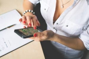 femme avec son telephone portable