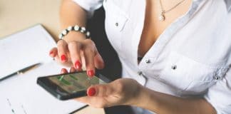 femme avec son telephone portable