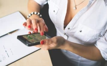 femme avec son telephone portable