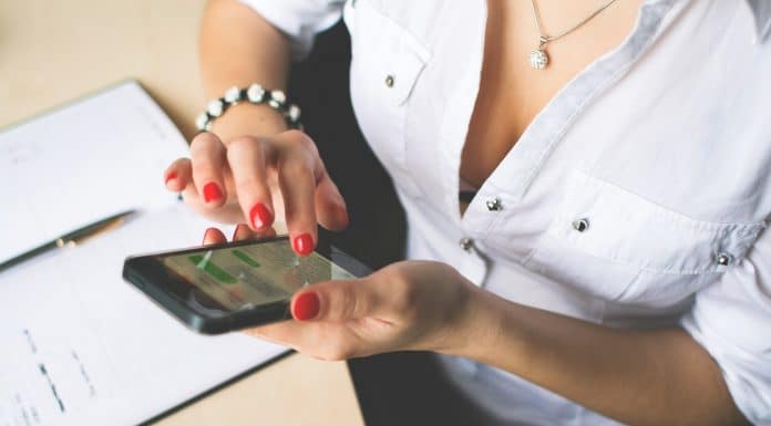 femme avec son telephone portable