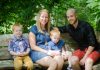 famille assise sur une banc