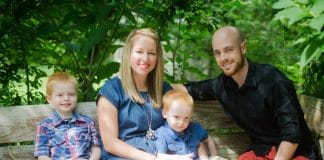 famille assise sur une banc