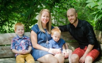 famille assise sur une banc