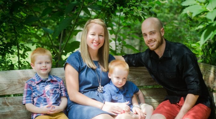 famille assise sur une banc