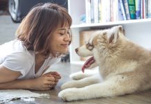 femme avec son chien