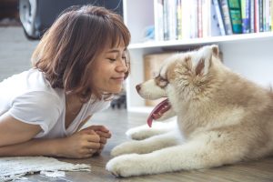 femme avec son chien