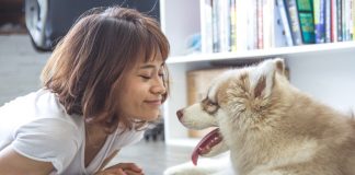 femme avec son chien