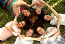 étudiantes allongées dans l'herbe