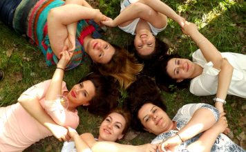 Assurance santé étudiant : quelles démarches à la fin des études ? étudiantes allongées dans l'herbe