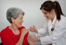 femme âgée qui se fait vacciner