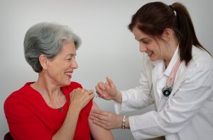 femme âgée qui se fait vacciner