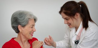 femme âgée qui se fait vacciner