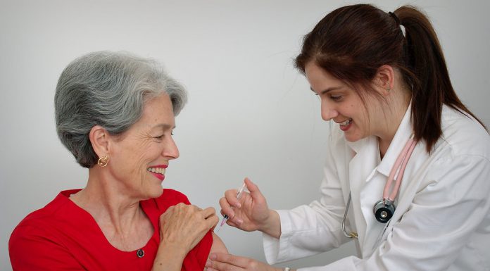 femme âgée qui se fait vacciner