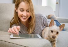 jeune femme avec son chien