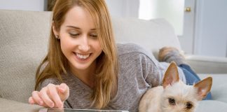 jeune femme avec son chien