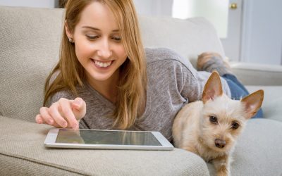 jeune femme avec son chien