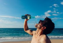 jeune homme sur une plage