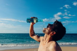 jeune homme sur une plage