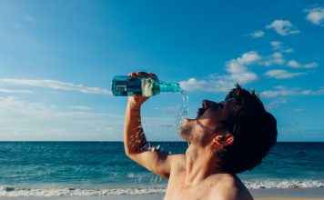 jeune homme sur une plage