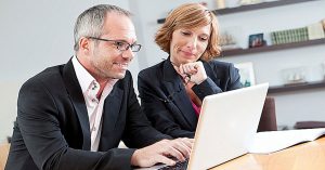 homme et femme devant un ordinateur portable