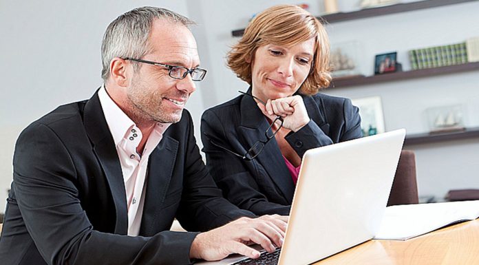 homme et femme devant un ordinateur portable