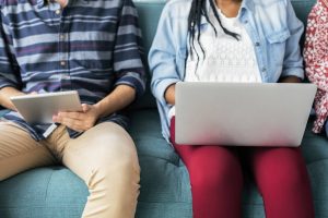 étudiants assis sur un canapé