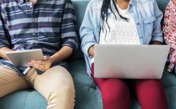 étudiants assis sur un canapé