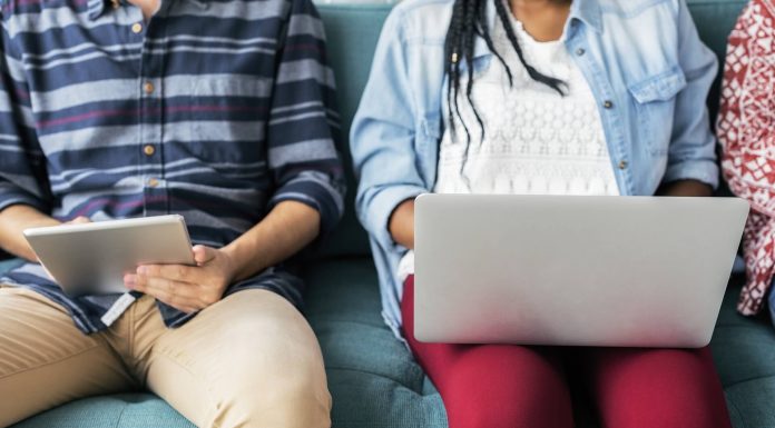 étudiants assis sur un canapé