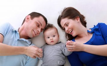 famille heureuse avec bébé