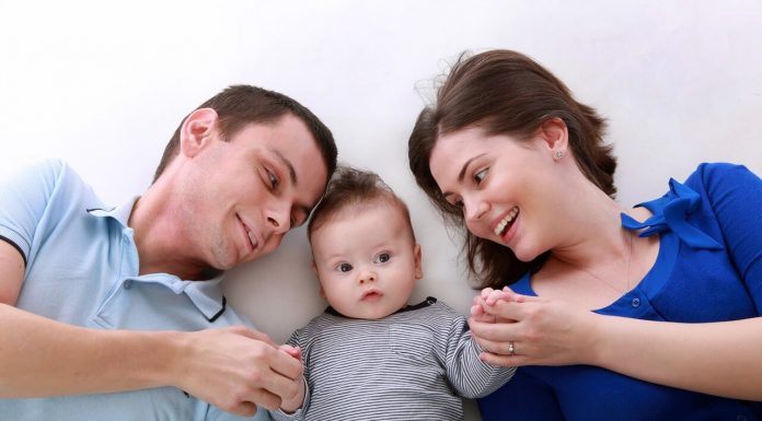 famille heureuse avec bébé