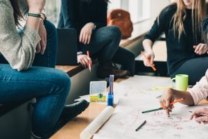 groupe d'étudiants en train de travailler